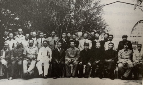 Group photo of Zhou Enlai, Zhu De, Epstein and other Chinese and foreign journalists