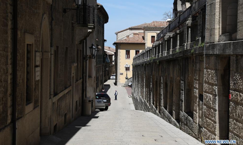 People chat in the city of San Marino, San Marino, May 6, 2021.Photo:Xinhua