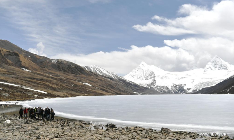 Tourists take photos near the Sapukonglagabo Mountain in Biru County of Nagqu, southwest China's Tibet Autonomous Region, May 4, 2021.Photo:Xinhua