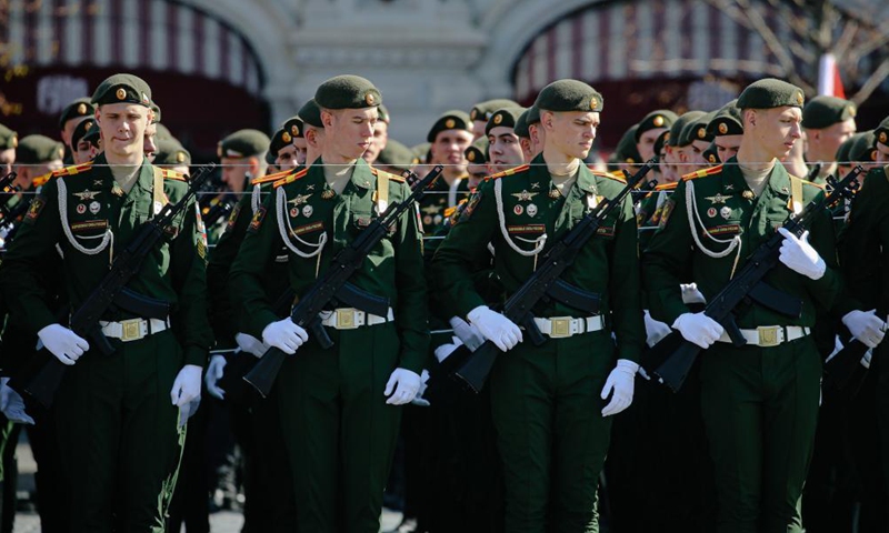 Servicemen line up using a thread during a rehearsal of the Victory Day parade in Moscow, Russia, May 7, 2021. Russia will hold military parades across the country to commemorate the 76th anniversary of the Soviet victory in the Great Patriotic War on May 9.Photo:Xinhua
