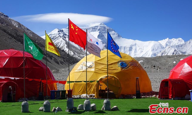 Flag flies at the base camp on the north slope of Mount Qomolangma, May 9, 2021. Photo: China News Service
