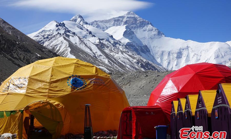 This photo shows the tents in the base camp on the north slope of Mount Qomolangma, May 9, 2021. Photo: China News Service