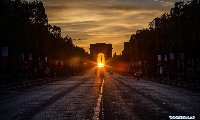Sunset through the Arc de Triomphe is seen at the Champs Elysees Avenue in Paris, France, on May 8, 2021.(Photo: Xinhua)