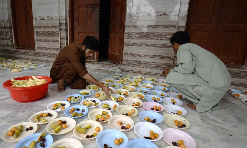 People arrange food for Iftar, the fast breaking meal, at a mosque during Muslim's fasting month of Ramadan in Rawalpindi of Pakistan's Punjab province on May 10, 2021. Photo: Xinhua