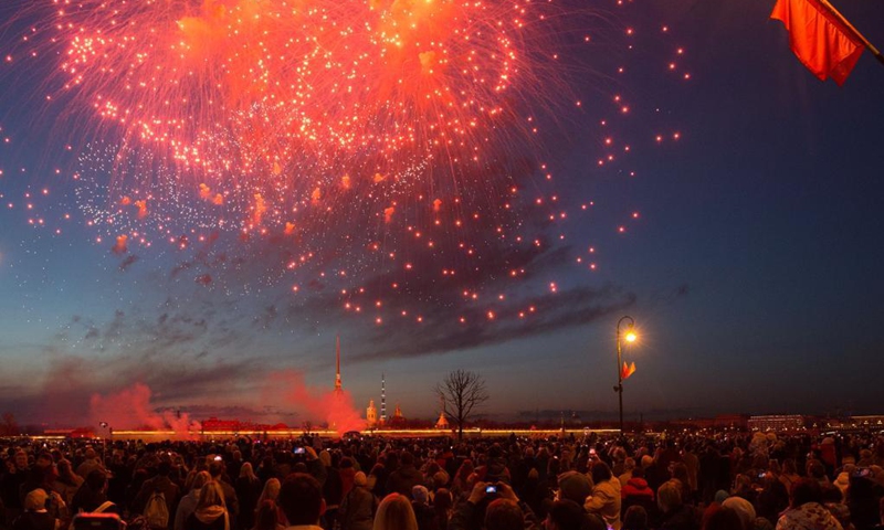 People watch fireworks commemorating the 76th anniversary of the victory in the Great Patriotic War in St. Petersburg, Russia, May 9, 2021.(Photo: Xinhua)