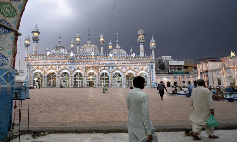 People arrive for Iftar, the fast breaking meal, at a mosque during Muslim's fasting month of Ramadan in Rawalpindi of Pakistan's Punjab province on May 10, 2021. Photo: Xinhua