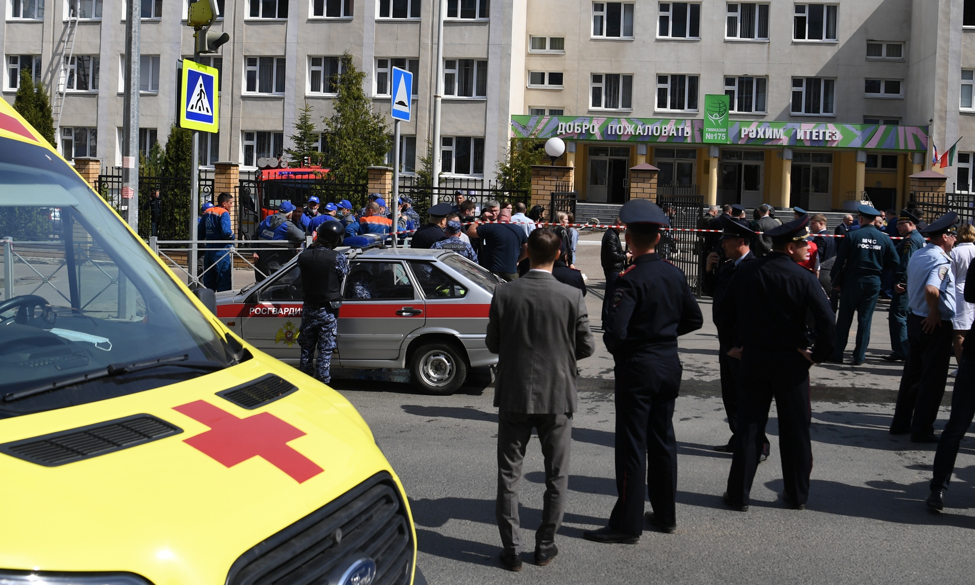 Ambulance and police vehicles park outside a school in the Russian city of Kazan on Tuesday after a gunman opened fire in the school, killing seven children and two adults. Twenty one other people, mostly children, were injured. The 19-year-old suspect was detained. Photo: VCG