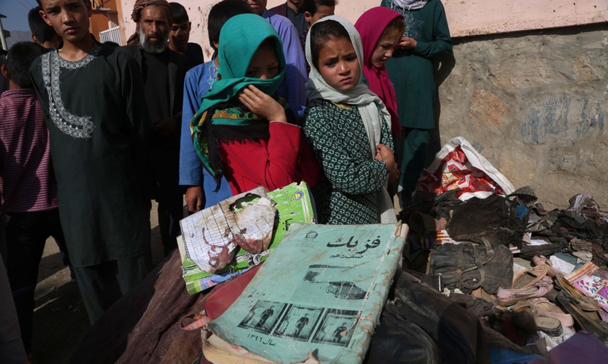 Zdjęcie wykonane 9 maja 2021 r. Przedstawia książki uczniów, którzy zginęli w zamachu bombowym w miejscu wybuchu w Kabulu, stolicy Afganistanu.  Zdjęcie: Xinhua