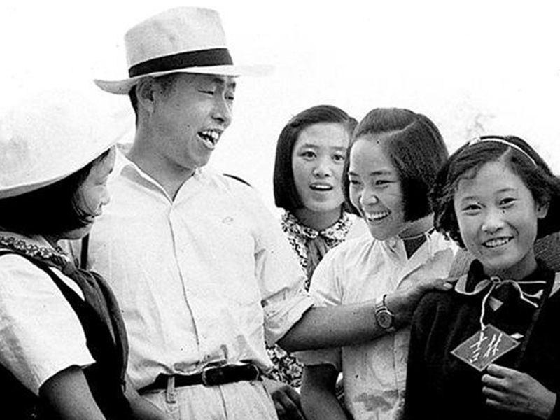 Zheng Lvcheng with children