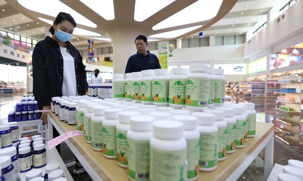 A view of a cross-border trade pavilion at an exhibition in Zhengzhou, Central China's Henan Province on Tuesday. Customs data showed that China's cross-border e-commerce reached 419.5 billion yuan ($65.28 billion) in the first quarter, a year-on-year increase of 46.5 percent. Photo: cnsphoto
