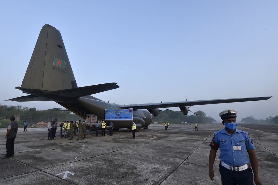 The China-donated COVID-19 vaccines are unloaded in a plane of the Bangladesh Air Force in Dhaka, Bangladesh on May 12, 2021.(Photo:Xinhua)