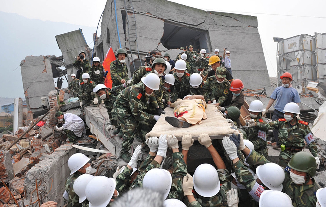 A worker is rescued after 101 hours under rubble in Deyang, Southwest China’s Sichuan Province, on May 16, 2008. Photo: VCG