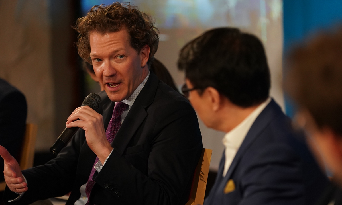 Alexander Brose (left) Photo: Courtesy of the Tianjin Juilliard School