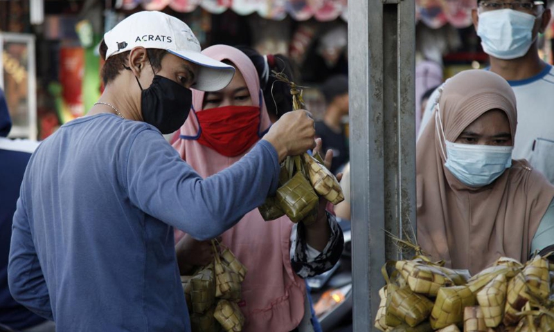 People buy Ketupat in Bekasi, West Java, Indonesia, on May 12, 2021. Ketupat, a traditional rice cake boiled in plaited coconut leaves, is often sold prior to Eid al-Fitr festival.  Photo: Xinhua