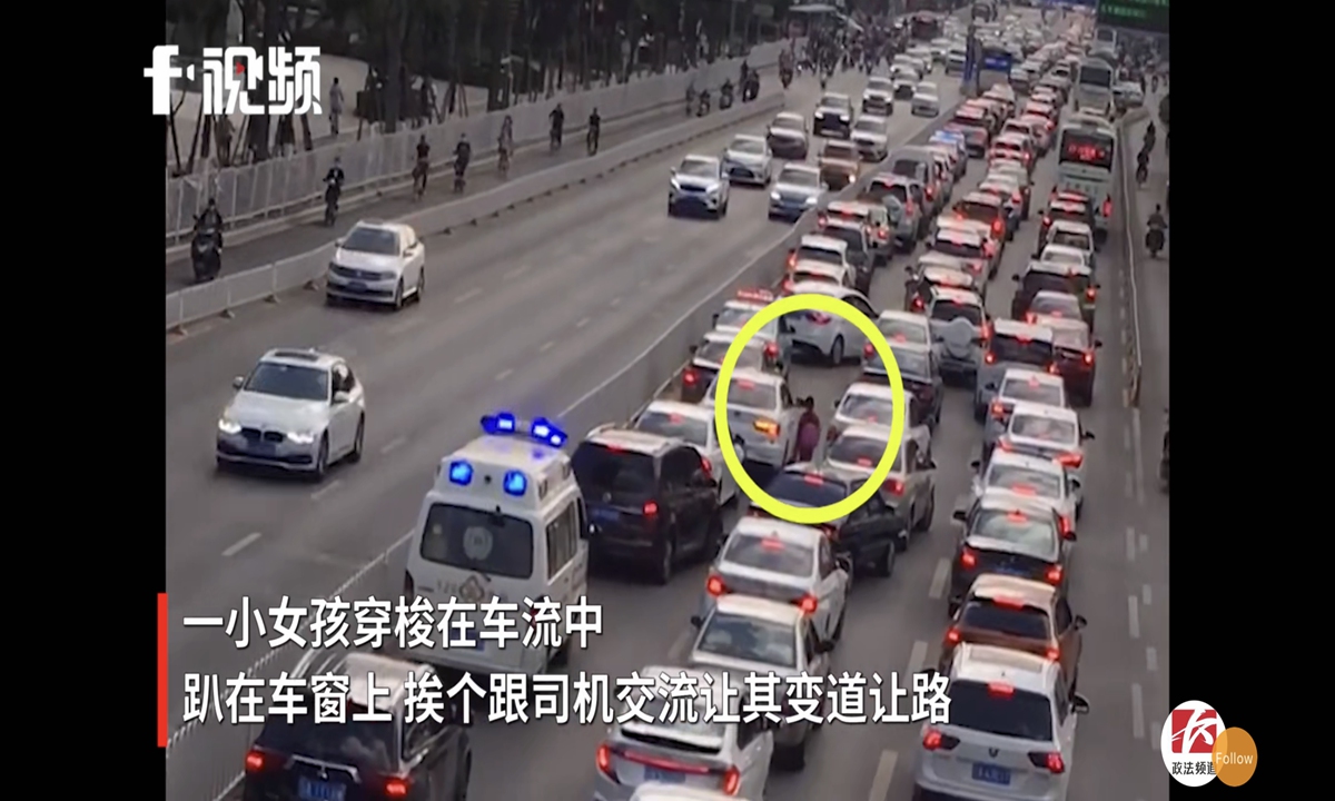 A young girl of about middle school age got out of a car in front of the ambulance, walked down the road and knocked on the car windows one by one telling drivers to make way. A few minutes later, a passage was cleared, allowing the ambulance to quickly make its way through. Photo: Sina Weibo
