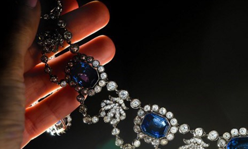 The necklace of the jewelry set worn by French emperor Napoleon Bonaparte's adopted daughter Photo: AFP