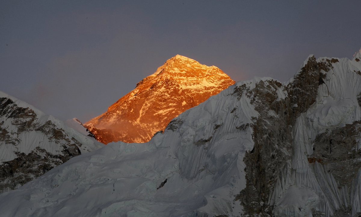 Mount Qomolangma, commonly known in the West as Mount Everest, is seen from the way to Kalapatthar in Nepal. Photo: VCG