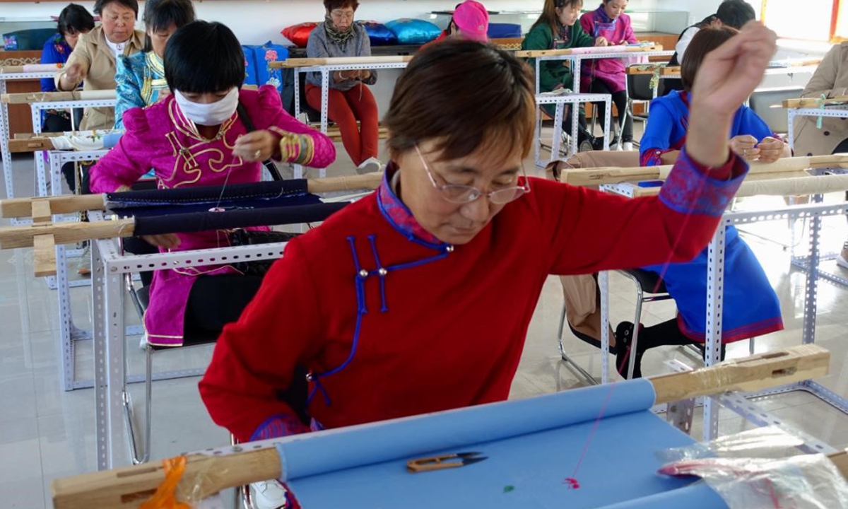 Mongolian women in an embroidery workshop in Horqin Central banner of the right wing.  Photo: Lin Xiaoyi/GT