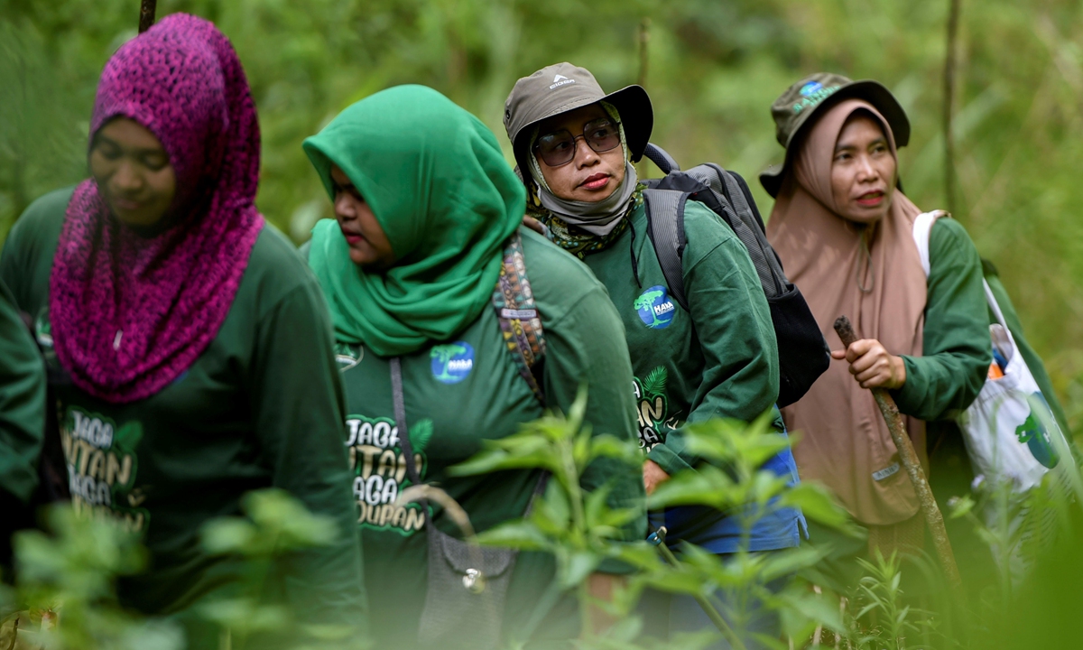 Eco-friendly Eid - the Indonesian women on a mission to plant trees