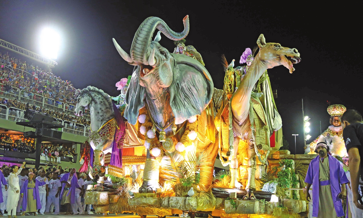 Brazil carnival artist rises above pandemic – on stilts - Global Times