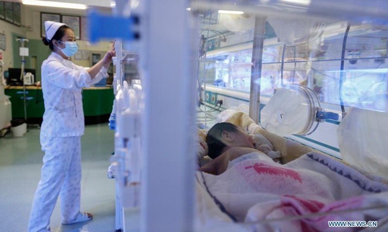 A nurse takes care of a newborn baby at a hospital in Zunyi, southwest China's Guizhou Province, May 12, 2021. China had more than 4.7 million registered nurses by the end of 2020, the National Health Commission said on International Nurses Day, which falls on Wednesday.(Photo: Xinhua)