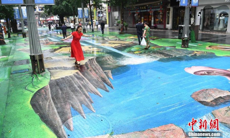 Naked eye 3D pavement paintings featured with nature and ecoloy attract tourists in Chongqing, May 12, 2021.Photo:China News Service