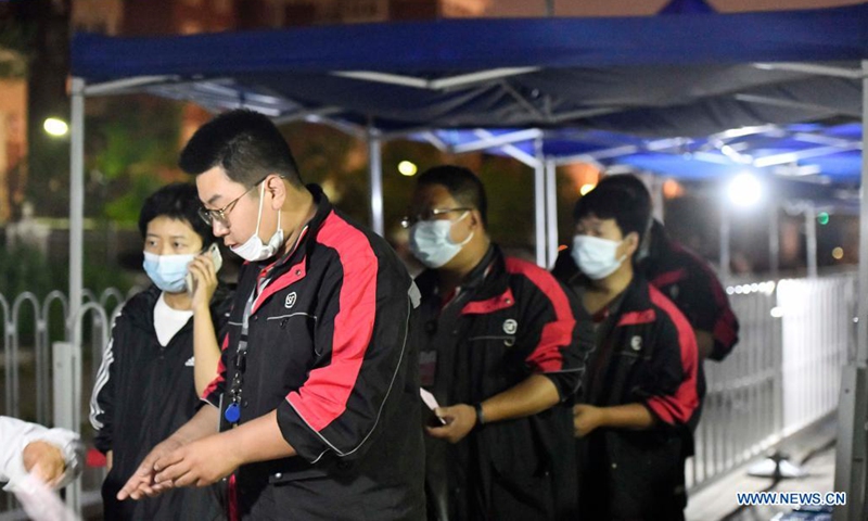 Couriers queue up to get administered against COVID-19 at a vaccination site in Nankai District, north China's Tianjin, May 12, 2021. A temporary vaccination site was launched to administer the second dose of COVID-19 vaccine for more than 1,000 deliverymen at Hongqi South Road of Nankai District, north China's Tianjin. The vaccination was arranged at night, in order not to affect the couriers' delivery work during the daytime.Photo:Xinhua
