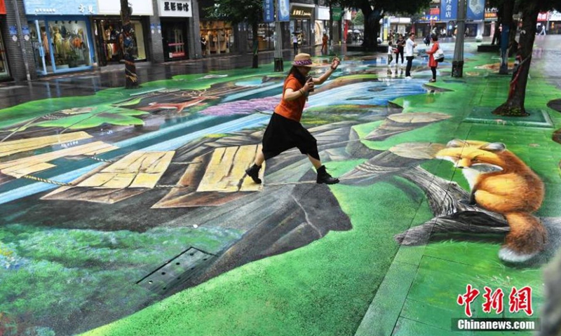 Naked eye 3D pavement paintings featured with nature and ecoloy attract tourists in Chongqing, May 12, 2021.Photo:China News Service