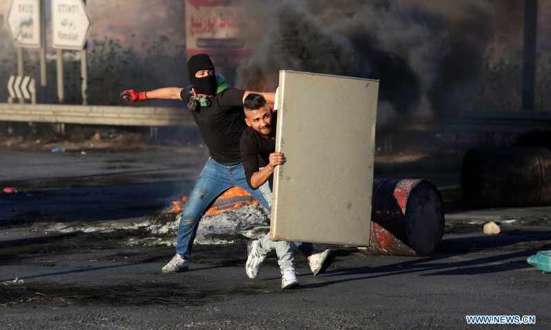 Protesters clash with Israeli soldiers during an anti-Israel protest at Huwwara checkpoint near the West Bank city of Nablus, on May 15, 2021. The tension between Israelis and Palestinians has been flaring up over the past few days amid the escalating violence in East Jerusalem between Palestinian demonstrators and Israeli forces.(Photo: Xinhua)