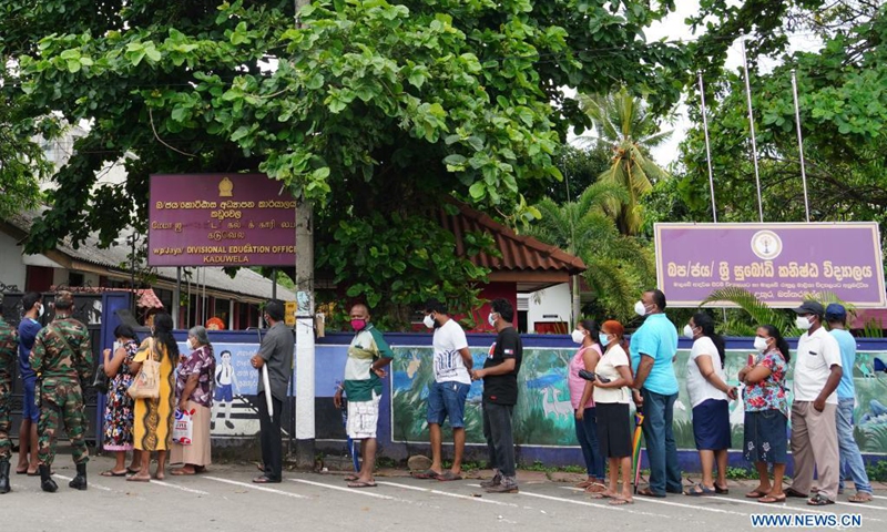 People queue up to receive COVID-19 vaccines outside a vaccination center in Sri Lanka's capital Colombo on May 15, 2021. The total number of infected COVID-19 patients in Sri Lanka reached 138,085 on Saturday after 2,269 new patients were reported the previous day, official statistics from the Health Ministry showed here.(Photo: Xinhua)