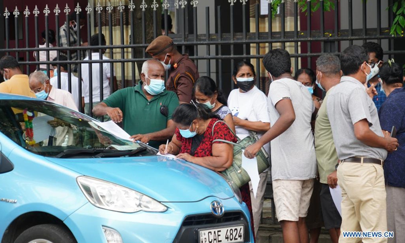People wait to receive COVID-19 vaccines outside a vaccination center in Sri Lanka's capital Colombo on May 15, 2021. The total number of infected COVID-19 patients in Sri Lanka reached 138,085 on Saturday after 2,269 new patients were reported the previous day, official statistics from the Health Ministry showed here.(Photo: Xinhua)