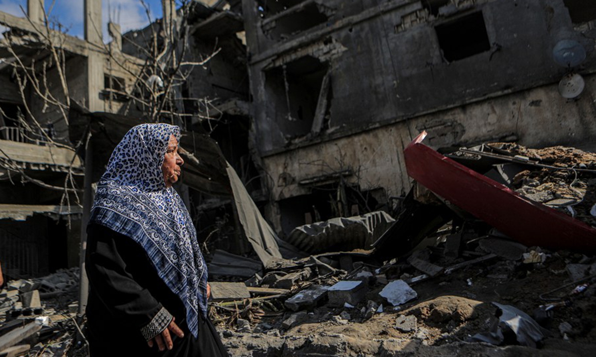 A Palestinian woman inspects the destroyed houses in the northern Gaza Strip town of Beit Hanoun on Friday. Photo: Xinhua