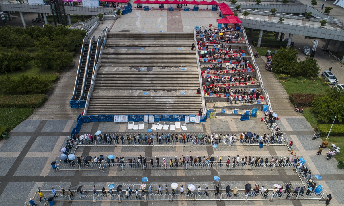 Residents line up outside a vaccination site at the Hefei Olympic Sports Center in Shushan District, Hefei, East China's Anhui Province on Monday. More than 400 million doses of COVID-19 vaccines had been administered across the Chinese mainland as of Sunday, the National Health Commission said Monday. Photo: VCG