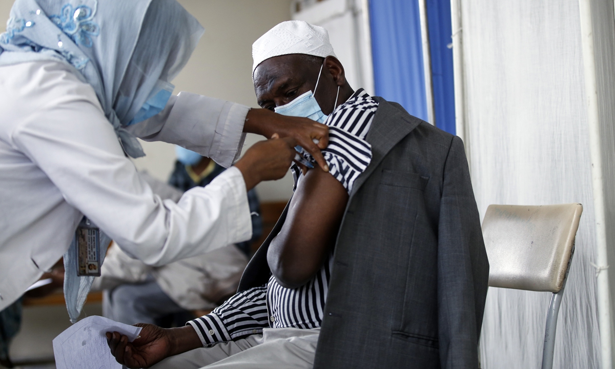 People over 55 year of age receive AstraZeneca/Oxford vaccines, sent by World Health Organisation's (WHO) COVAX, against the coronavirus (COVID-19) pandemic at Kazanches Health Center in Addis Ababa, Ethiopia on April 14, 2021. Photo: VCG