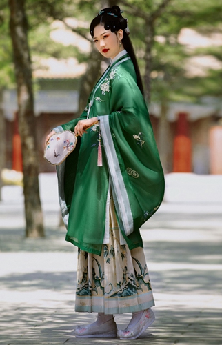Chinese women dressing in Hanfu. Photo: Courtesy of Jinfengchangsu