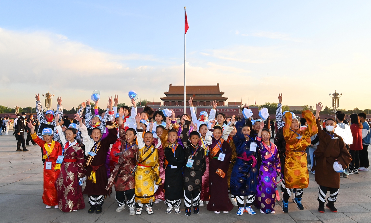 Primary school students from Northwest China's Gansu Province and Southwest China's Tibet Autonomous Region take a group photo in Tian'anmen Square in Beijing on Tuesday. The students participated in Olympics-related activities in China's capital and will experience winter sports, see the Winter Olympics exhibition hall, and visit the Palace Museum and the Great Wall. Photo:VCG