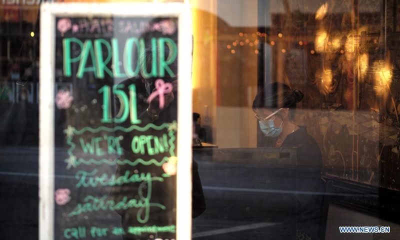 A staff member wearing a mask serves the customers at a restaurant in San Mateo, California, the United States, May 17, 2021. California's public health officials said Monday the most populous state of the United States would not implement the CDC guidelines that allow fully vaccinated people to go without a mask in most situations before June 15.(Photo: Xinhua)