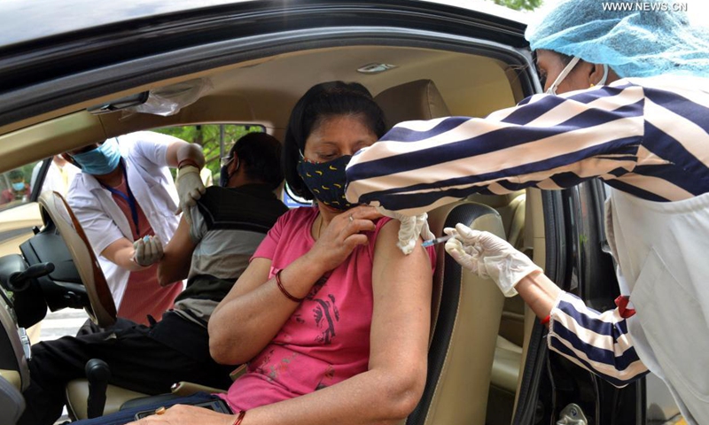 Medical workers inoculate COVID-19 vaccines to people at a drive-in vaccination site in Noida, India, on May 17, 2021. (Photo: Xinhua)