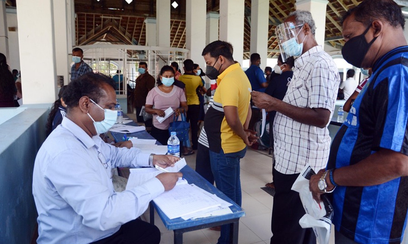 People wait to receive Chinese Sinopharm vaccine amid severe COVID-19 situation in Gampaha, on the outskirts of Colombo, Sri Lanka, May 10, 2021.(Photo: Xinhua)