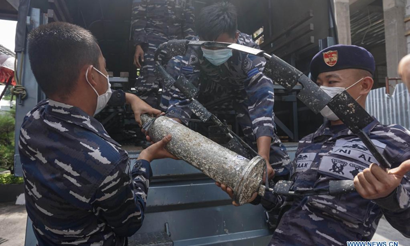 Indonesian Navy officers carry parts of the sunken Indonesian Navy submarine KRI Nanggala-402 after a press conference in Denpasar, Bali, Indonesia, May 18, 2021. The Indonesian Navy, with the assistance of China's People's Liberation Army Navy, has managed to lift a life raft and other fragments belonging to the sunken Indonesian submarine KRI Nanggala-402 in the Bali waters.(Photo: Xinhua)