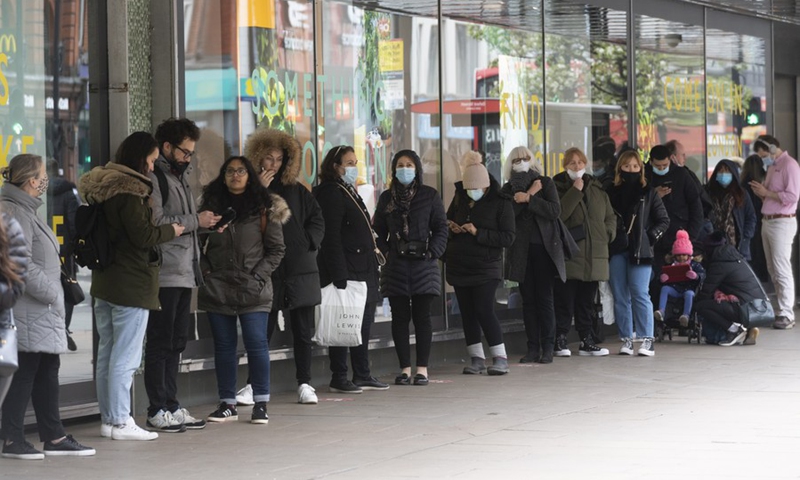 Photo taken on April 12, 2021 shows customers queuing up to enter a department store in London, Britain.(Photo:Xinhua)