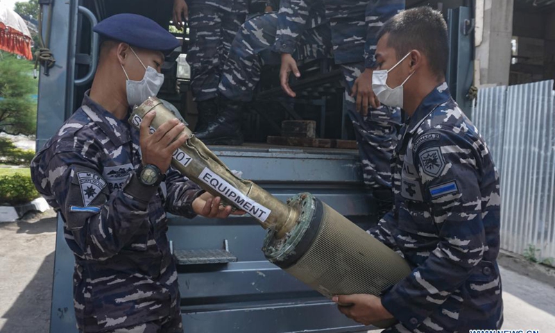Indonesian Navy officers carry parts of the sunken Indonesian Navy submarine KRI Nanggala-402 after a press conference in Denpasar, Bali, Indonesia, May 18, 2021. The Indonesian Navy, with the assistance of China's People's Liberation Army Navy, has managed to lift a life raft and other fragments belonging to the sunken Indonesian submarine KRI Nanggala-402 in the Bali waters.(Photo: Xinhua)