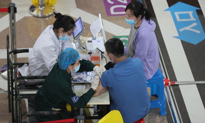 People get vaccinated with COVID-19 vaccines in Dadong District of Shenyang, northeast China's Liaoning Province, May 18, 2021.(Photo:Xinhua)