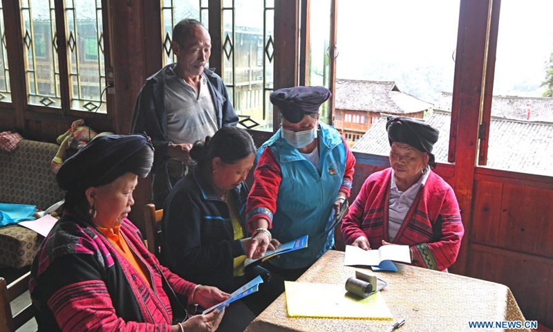 Pan Jiping (2nd, R) introduces pandemic prevention knowledge at Xiaozhai Village of Longji Township, Longsheng County, south China's Guangxi Zhuang Autonomous Region, May 18, 2021.(Photo: Xinhua)