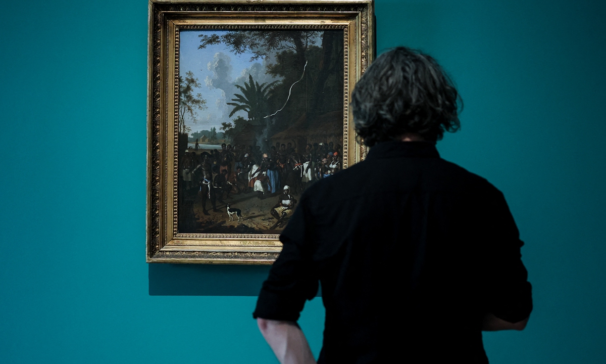 A collar with the Nassau coat of arms at the <em>Slavery</em> exhibition Multiple foot stocks for constraining enslaved people on display at the <em>Slavery</em> exhibition A man visits the exhibition <em>Slavery</em> at the Rijksmuseum in Amsterdam on May 12. 
Photos: AFP 