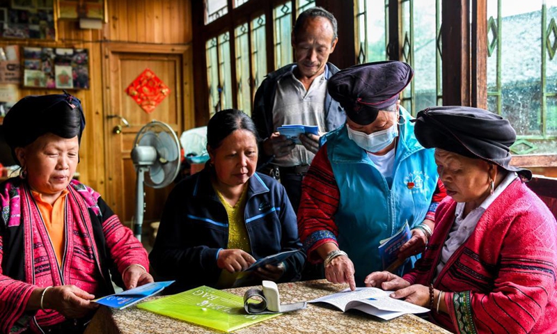 Pan Jiping (2nd, R) introduces pandemic prevention knowledge at Xiaozhai Village of Longji Township, Longsheng County, south China's Guangxi Zhuang Autonomous Region, May 18, 2021.(Photo: Xinhua)