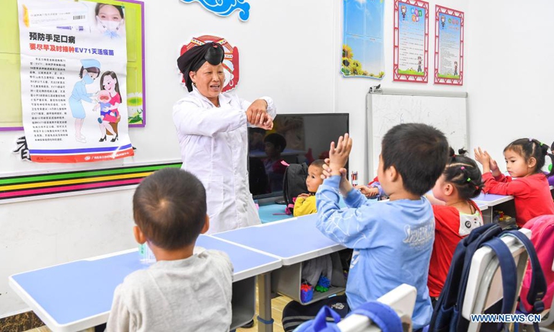 Pan Jiping teach children to wash hands properly at Xiaozhai Village of Longji Township, Longsheng County, south China's Guangxi Zhuang Autonomous Region, May 18, 2021.(Photo: Xinhua)