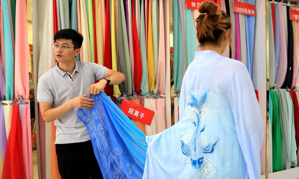 A store in Cao county sells Hanfu Photo: VCG 
