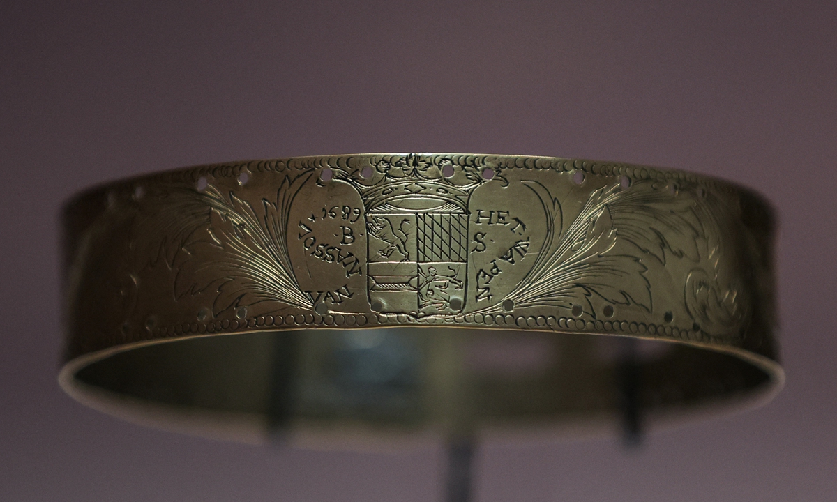 A collar with the Nassau coat of arms at the <em>Slavery</em> exhibition Multiple foot stocks for constraining enslaved people on display at the <em>Slavery</em> exhibition A man visits the exhibition <em>Slavery</em> at the Rijksmuseum in Amsterdam on May 12. 
Photos: AFP 