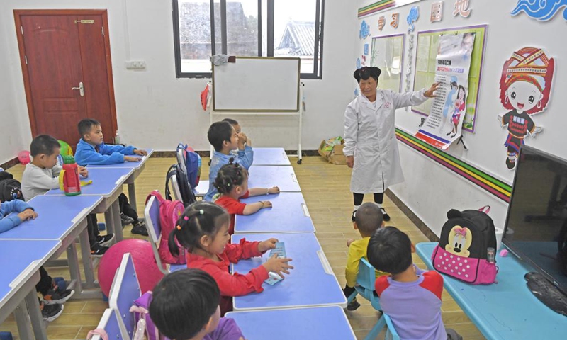Pan Jiping teach children to prevent hand-foot-mouth disease at Xiaozhai Village of Longji Township, Longsheng County, south China's Guangxi Zhuang Autonomous Region, May 18, 2021.(Photo: Xinhua)